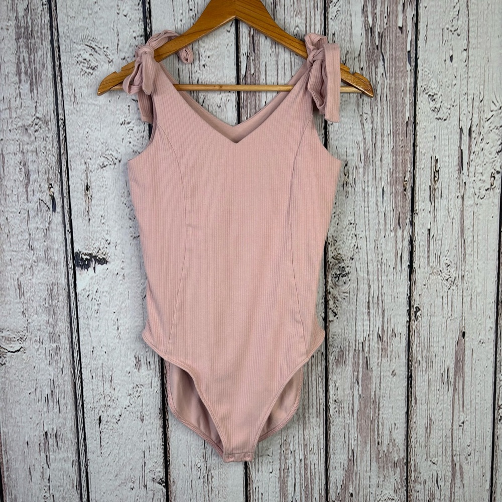 Old Navy Size Medium Tie-Shoulder V-Neck Rib-Knit Bodysuit Abalone Pink Snap